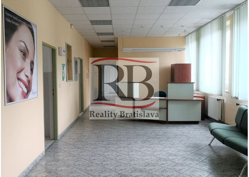 Priestory po KLINIKE, vhodné na ambulancie, kancelárie, 360 m2