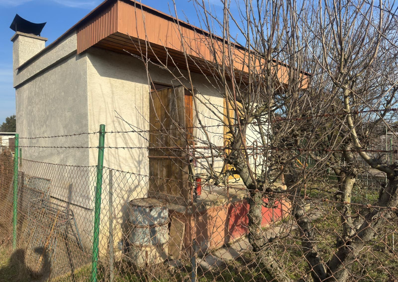 Na predaj záhrada s podpivničenou chatkou v Podunajských Biskupiciach