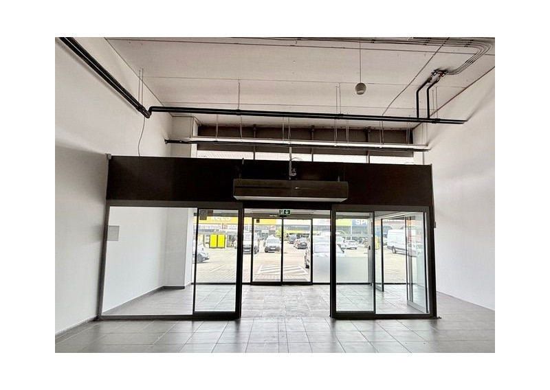 815 m² obchodný priestor na prenájom v etablovanom obchodnom centre na Pestovateľskej ulici v Bratislave, napojenie na D1 smer Žilina