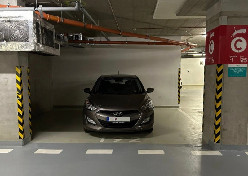  Na predaj priestranné dvojité parkovacie miesto v obľúbenom projekte CityPark Ružinov TOP